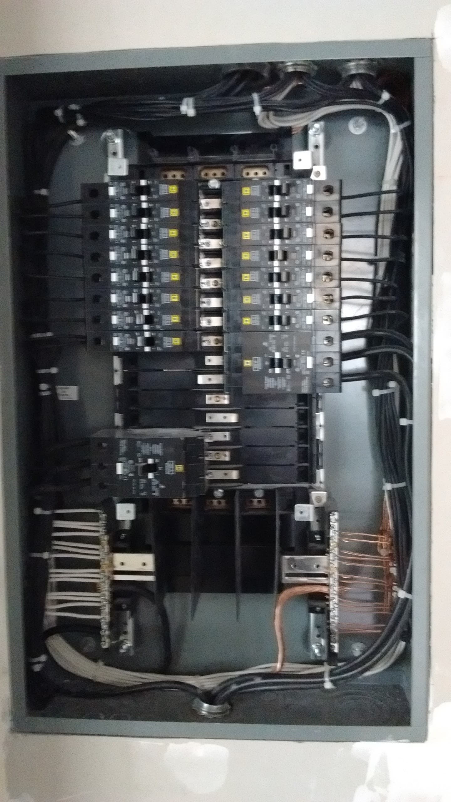Tableros de distribución y centros de carga — trabajo ejecutado por Pirámide Electro