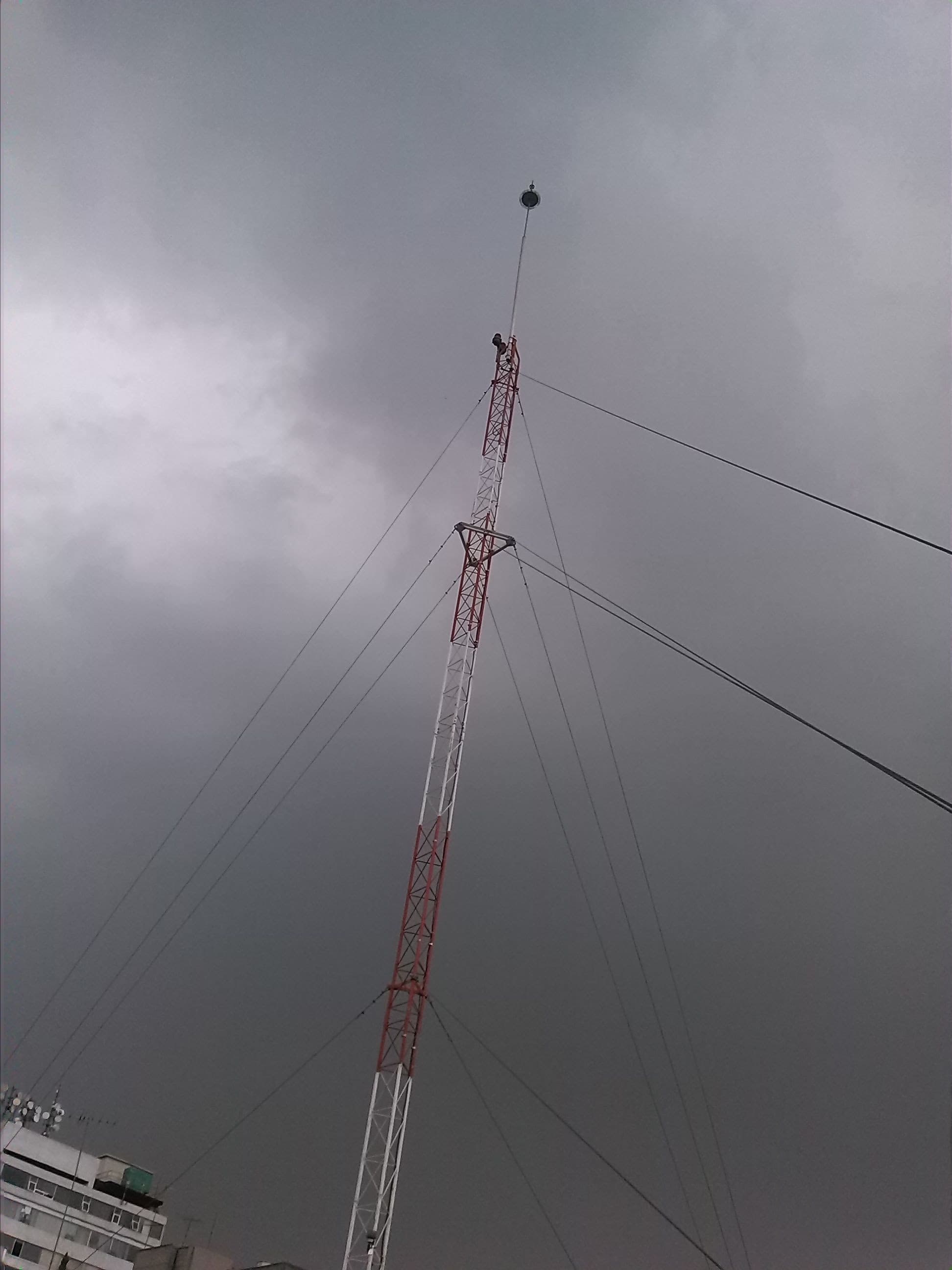 Trabajo en altura y pararrayos. Obra ejecutada por Pirámide Electro.