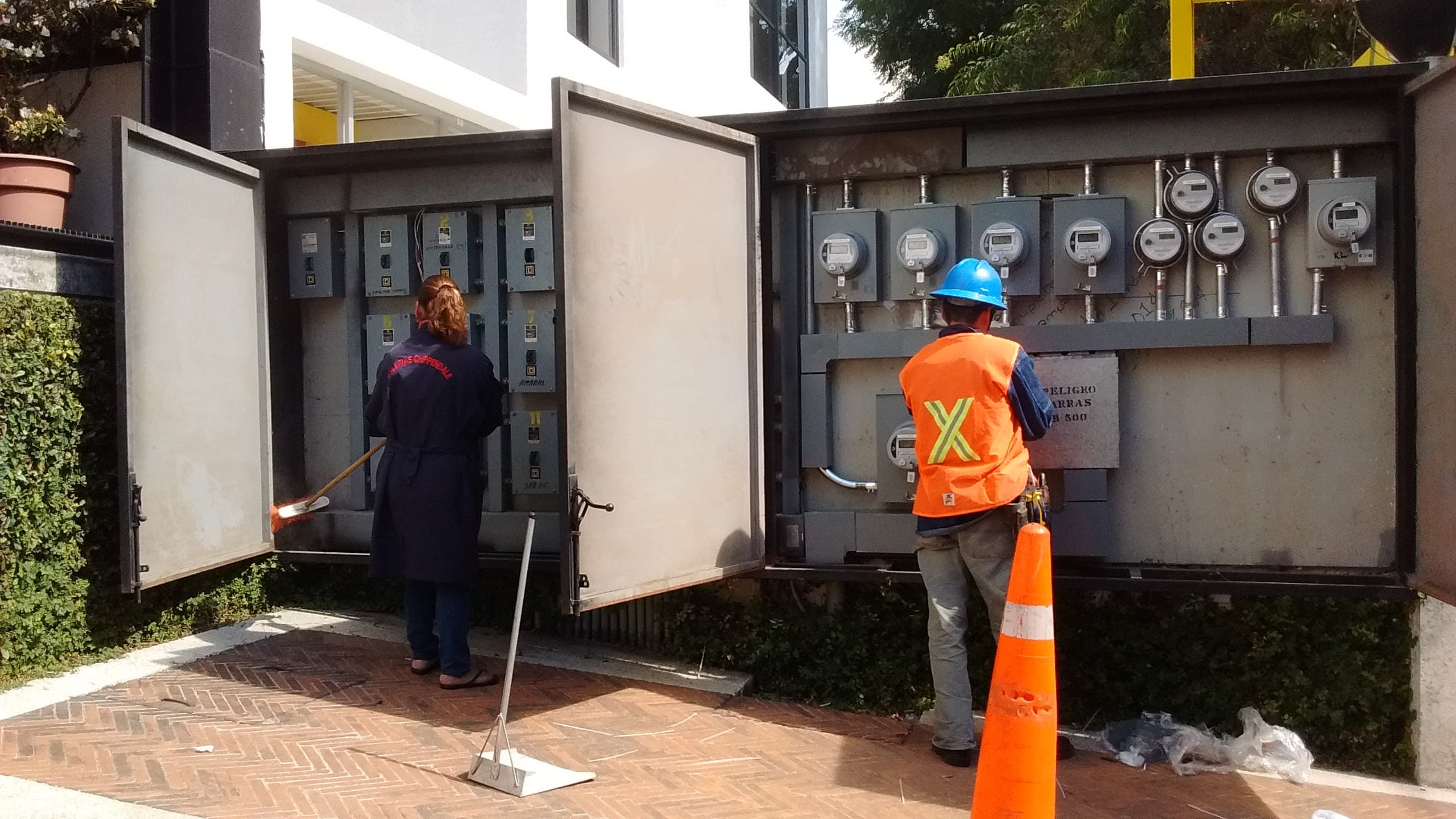 Equipo en campo. Obra ejecutada por Pirámide Electro.